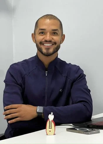 Dr. Marcos Vinicius Ferreira, responsável técnico da Integrada Cordeiros, no consultório